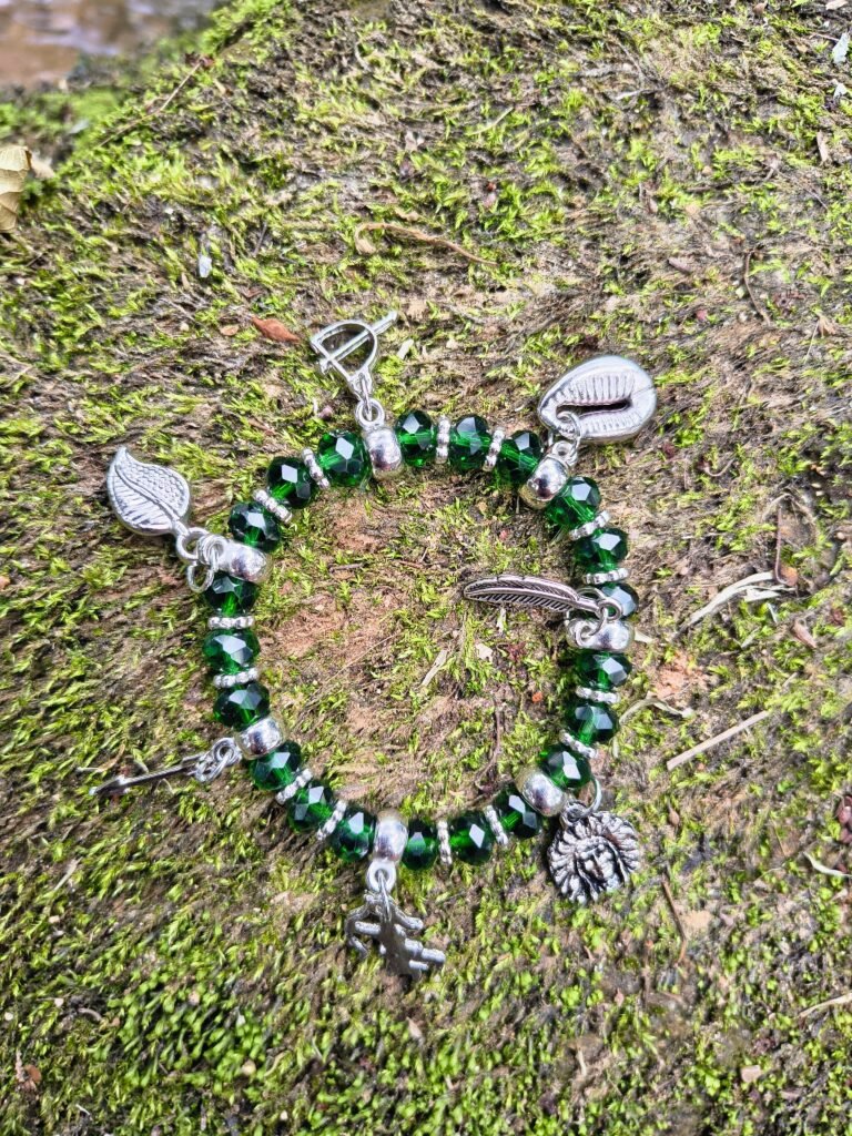 Pulseira de Oxóssi – Pingentes Prateados e Ofá | Conexão com a Natureza, Força e Proteção