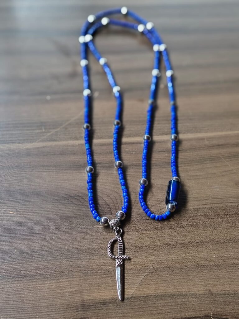 Fio de Contas de Ogum – Colar Espiritual Azul com Pingente de Espada | Força, Coragem e Proteção