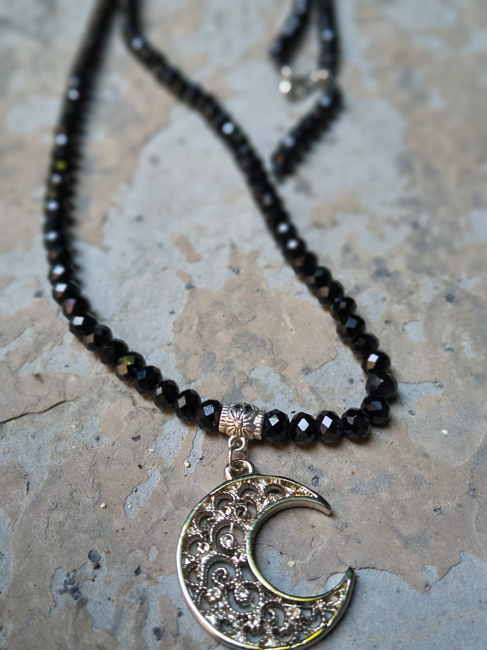 🌑 Cordão de Cristal Preto com Lua Crescente: Mistério, Intuição e Transformação 🌑 - Imagem 3