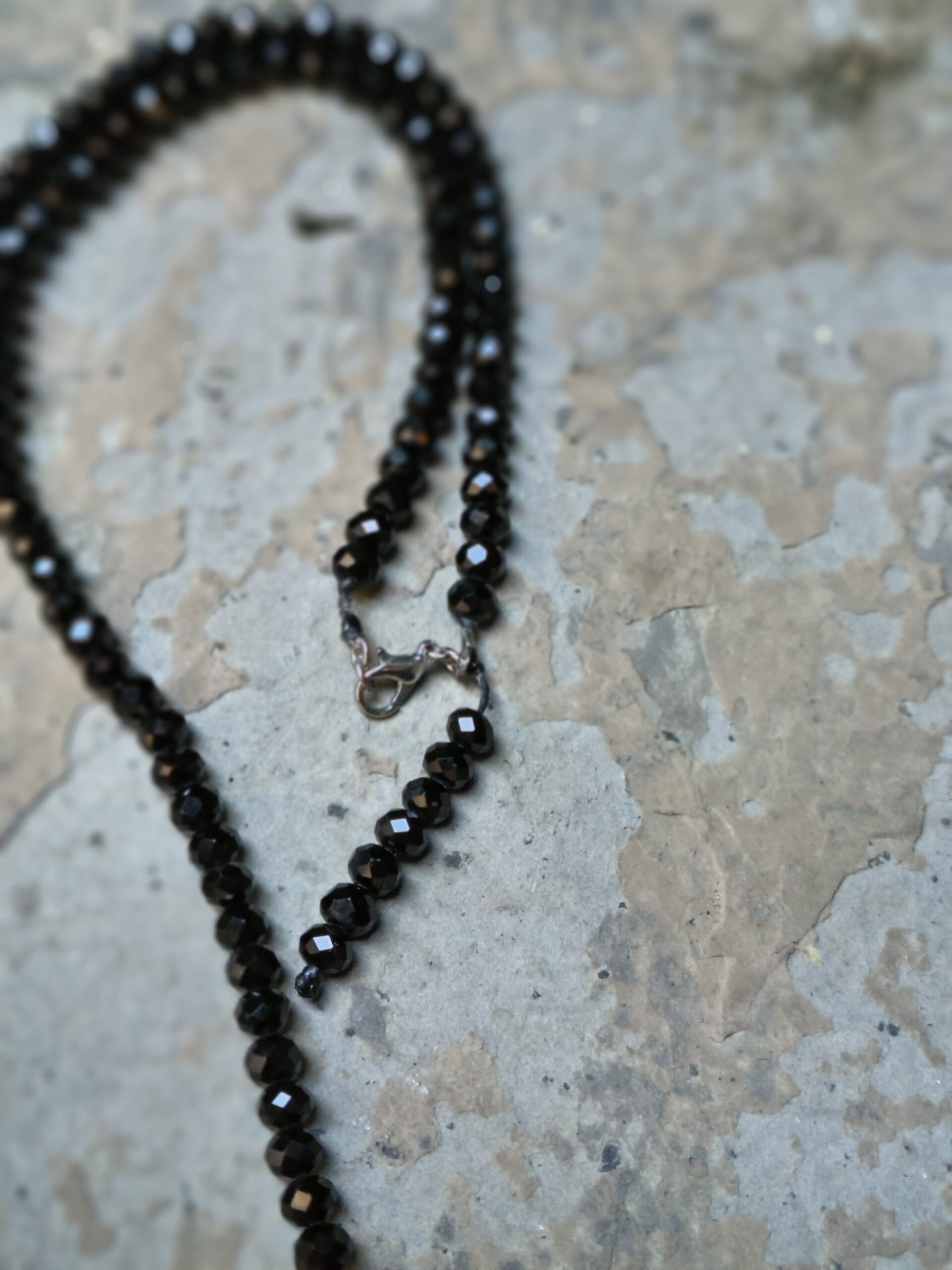 🌑 Cordão de Cristal Preto com Lua Crescente: Mistério, Intuição e Transformação 🌑 - Imagem 2