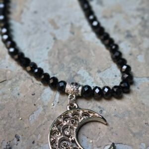 🌑 Cordão de Cristal Preto com Lua Crescente: Mistério, Intuição e Transformação 🌑