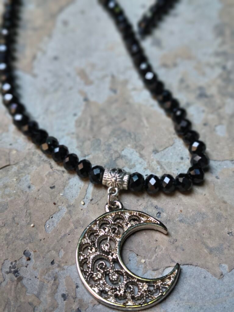 🌑 Cordão de Cristal Preto com Lua Crescente: Mistério, Intuição e Transformação 🌑