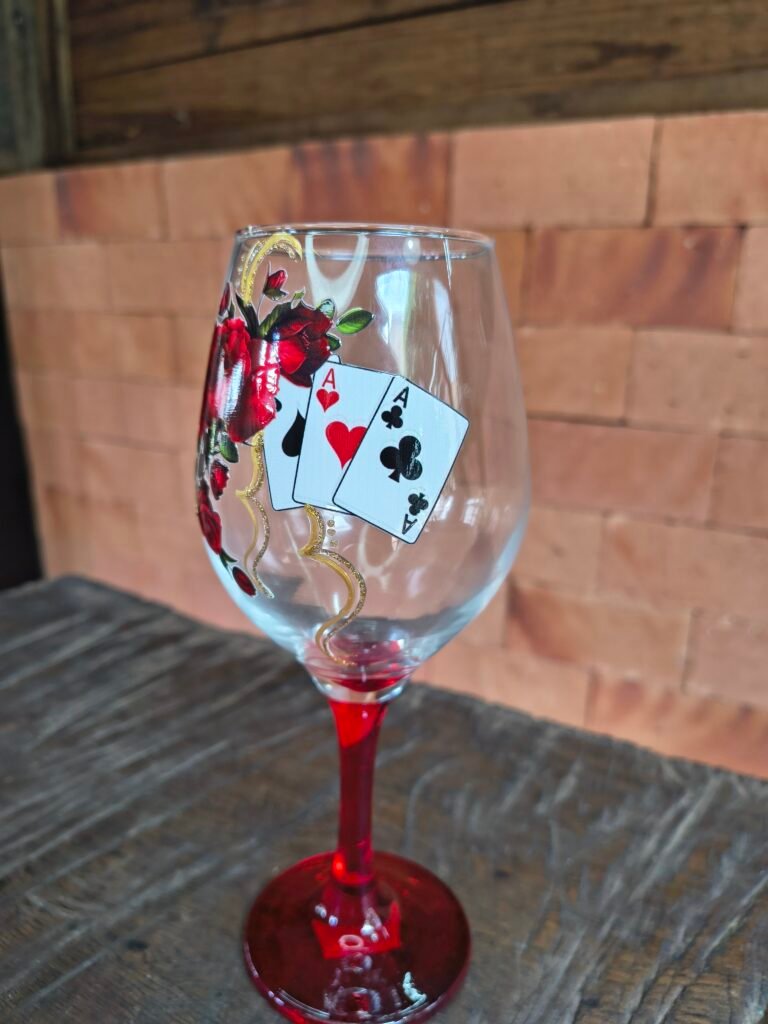 ✨ Taça Ritualística “Rosa & Ases do Destino” – Elegância, Poder e Caminhos Abertos ✨